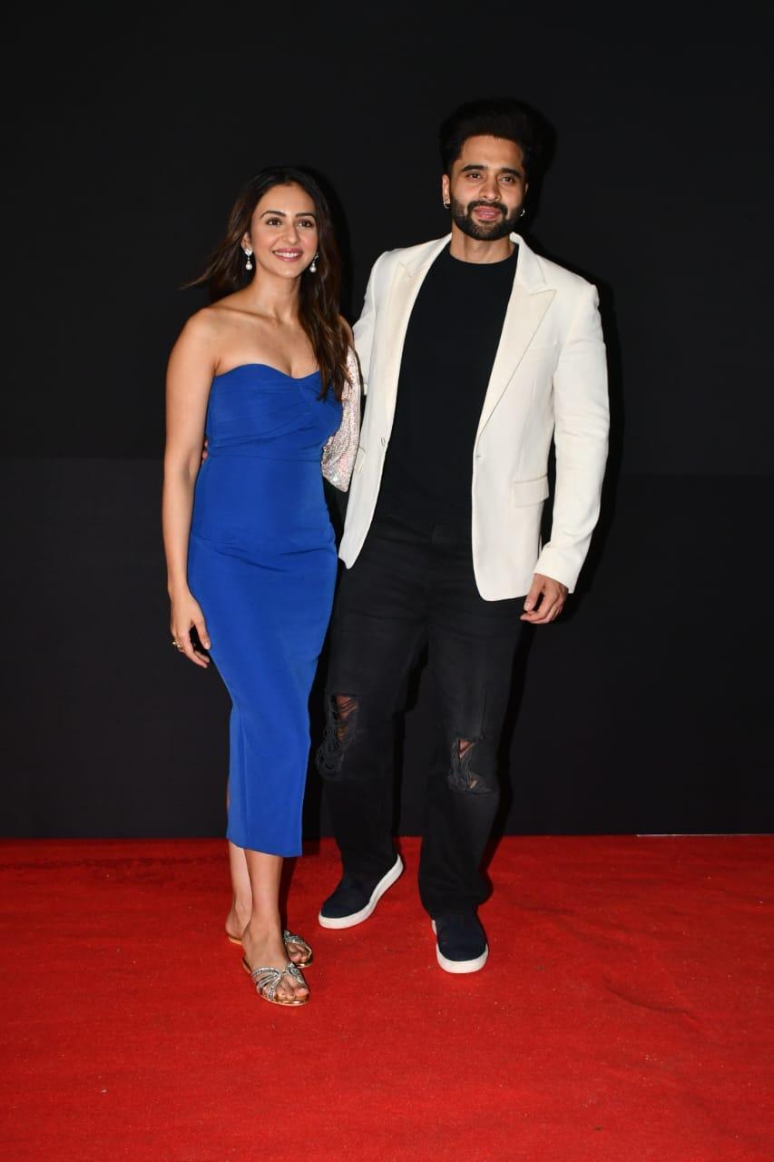 <p>Jacky Bhagnani was seen with his actress and wife Rakhul Preet Singh at the screening of Metro...In Dino. Rakul wore a blue bodycon dress, while Jacky chose a white blazer.</p> <p>Jacky Bhagnani was seen with his actress and wife Rakhul Preet Singh at the screening of Metro...In Dino. Rakul wore a blue bodycon dress, while Jacky chose a white blazer.</p>